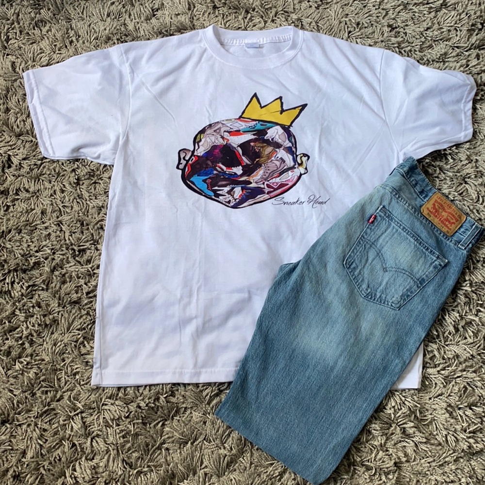 Men’s white tee